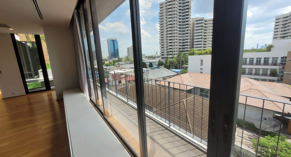For rent 4 bedrooms condo in Khlong Toei, Bangkok