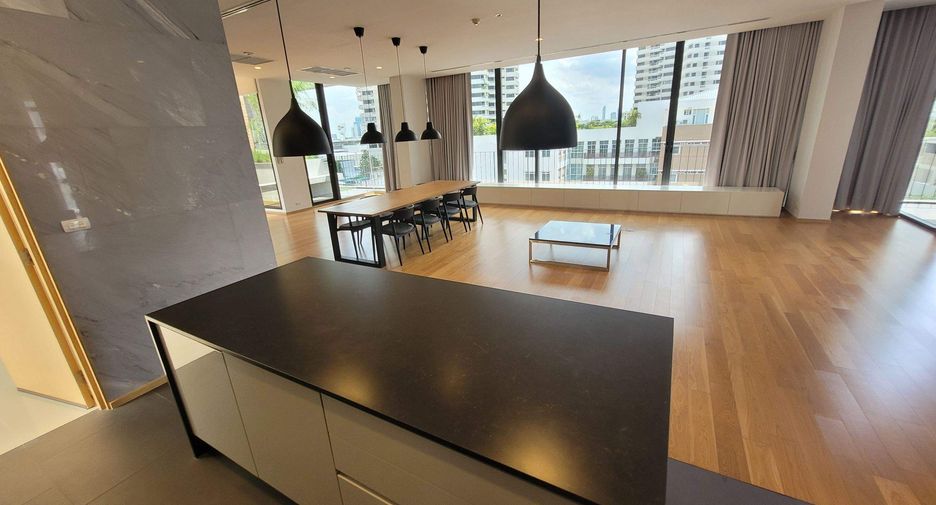 For rent 4 bedrooms condo in Khlong Toei, Bangkok