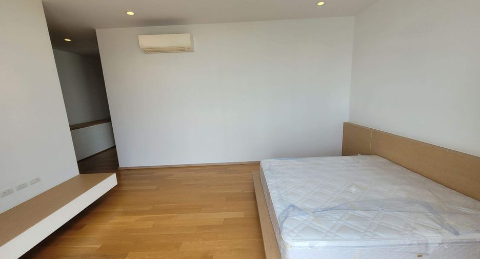 For rent 4 bedrooms condo in Khlong Toei, Bangkok