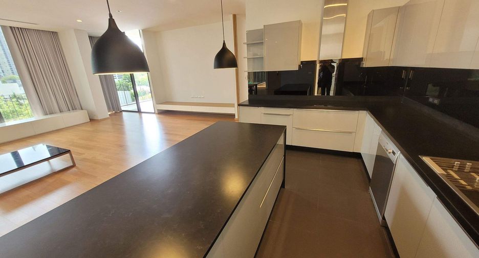 For rent 4 bedrooms condo in Khlong Toei, Bangkok