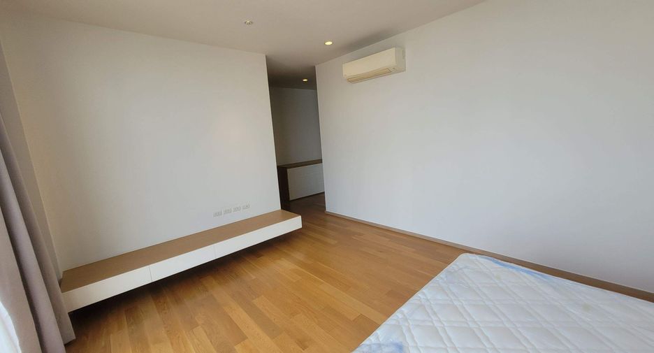 For rent 4 bedrooms condo in Khlong Toei, Bangkok