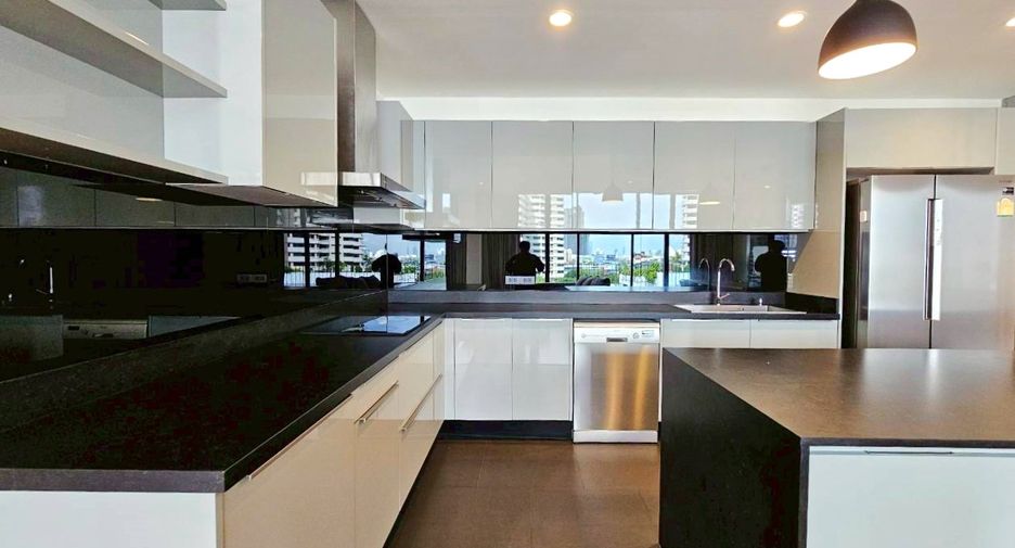For rent 4 bedrooms condo in Khlong Toei, Bangkok