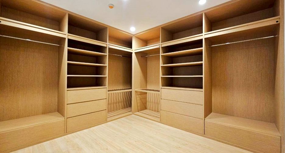 For rent 4 bedrooms condo in Khlong Toei, Bangkok