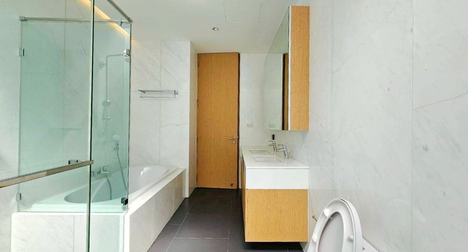 For rent 4 bedrooms condo in Khlong Toei, Bangkok