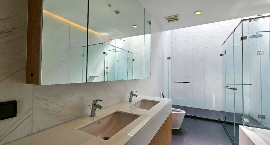 For rent 4 bedrooms condo in Khlong Toei, Bangkok
