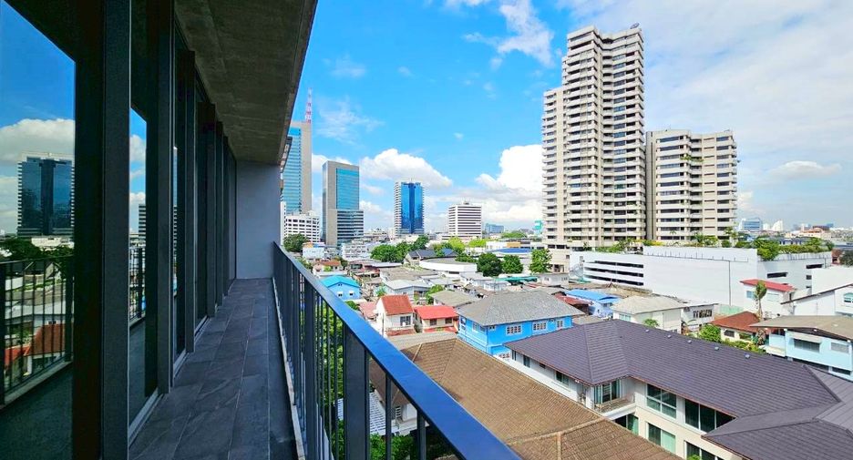 For rent 4 bedrooms condo in Khlong Toei, Bangkok