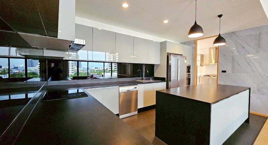For rent 4 bedrooms condo in Khlong Toei, Bangkok