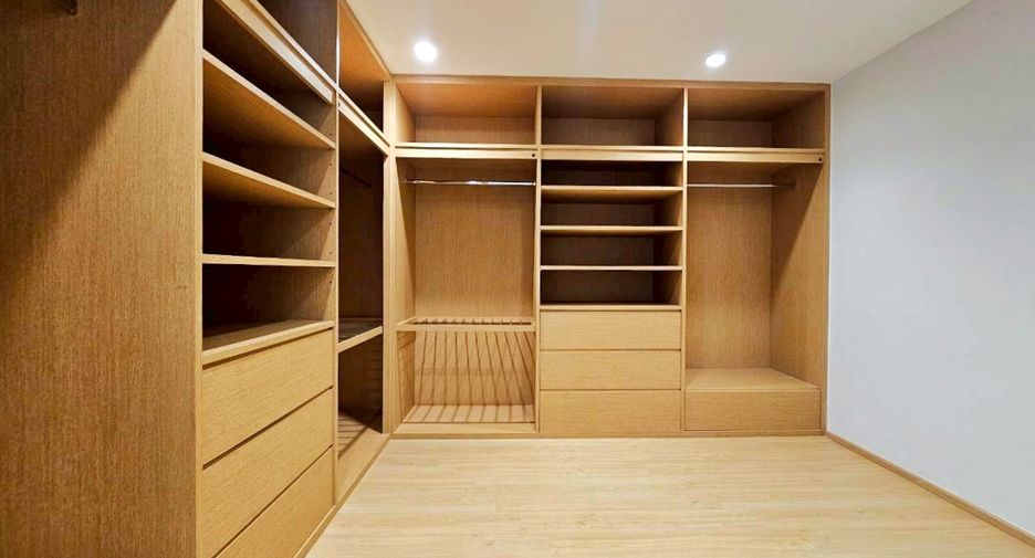 For rent 4 bedrooms condo in Khlong Toei, Bangkok