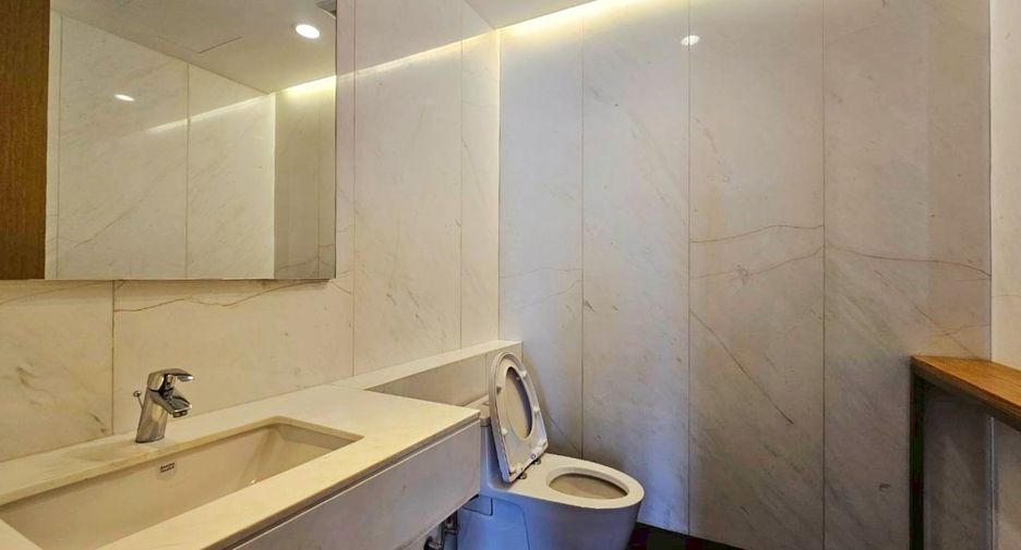 For rent 4 bedrooms condo in Khlong Toei, Bangkok