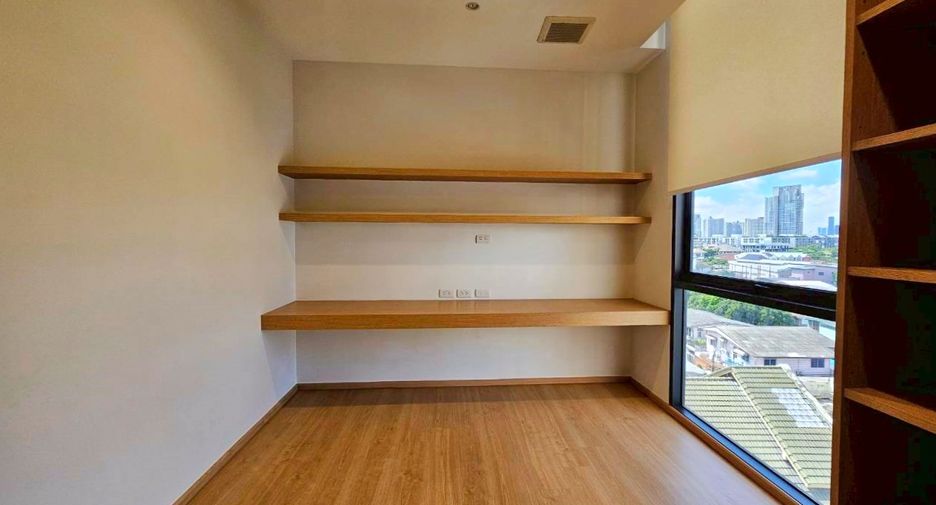For rent 4 bedrooms condo in Khlong Toei, Bangkok