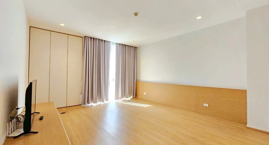 For rent 4 bedrooms condo in Khlong Toei, Bangkok