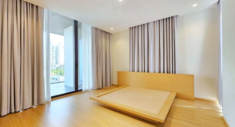 For rent 4 bedrooms condo in Khlong Toei, Bangkok