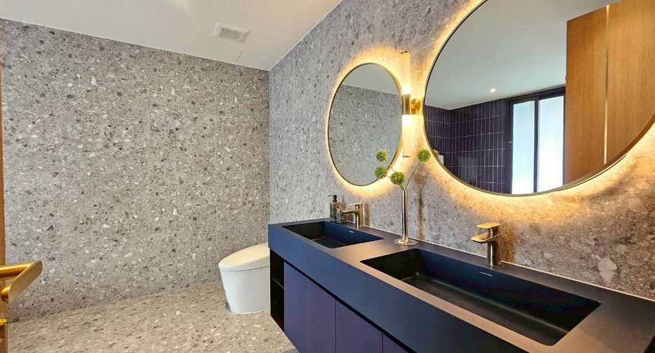 For rent 3 bedrooms condo in Khlong Toei, Bangkok