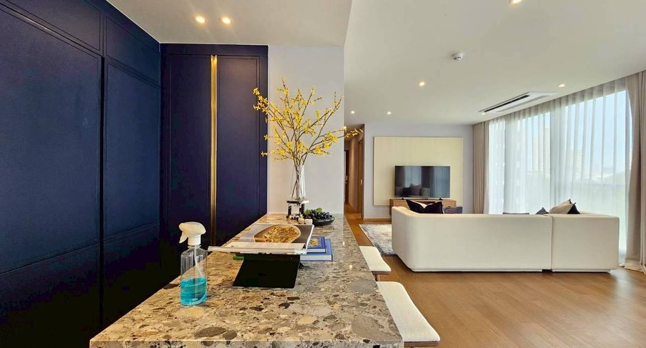 For rent 3 bedrooms condo in Khlong Toei, Bangkok
