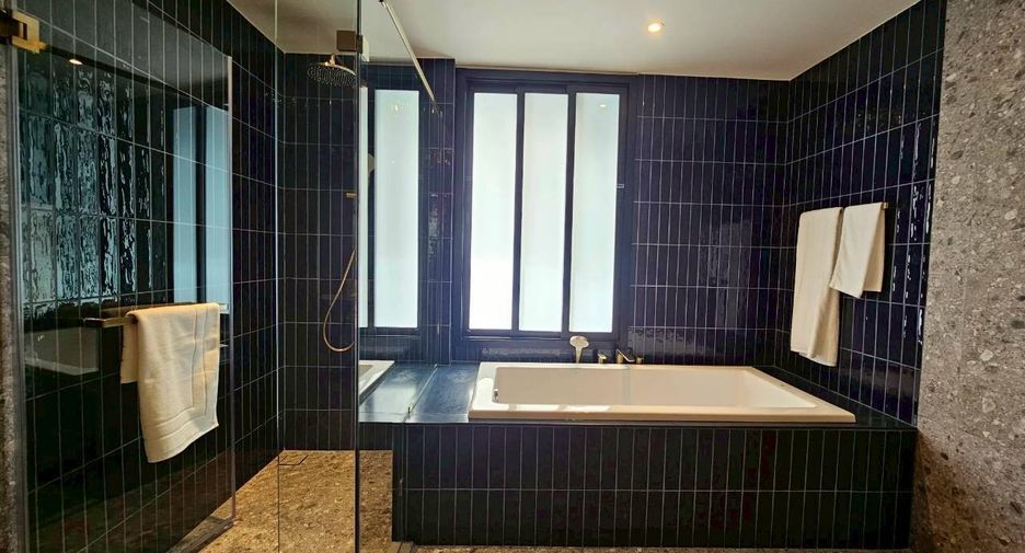 For rent 3 bedrooms condo in Khlong Toei, Bangkok