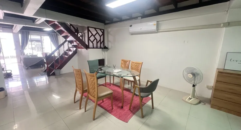 Casa en alquiler de 3 habitaciones en Huai Khwang, Bangkok