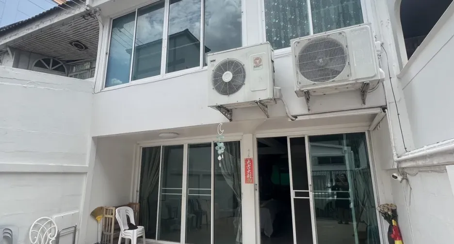 Casa en alquiler de 3 habitaciones en Huai Khwang, Bangkok