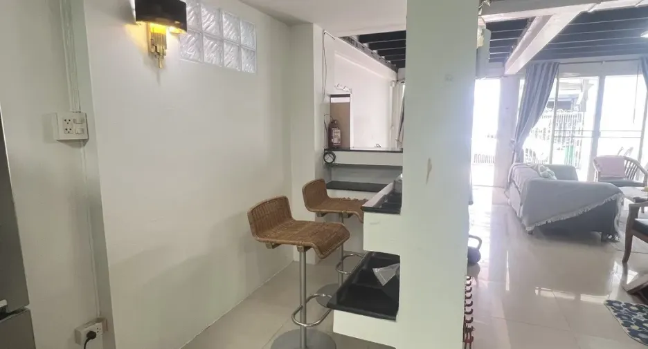 Casa en alquiler de 3 habitaciones en Huai Khwang, Bangkok