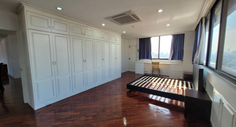 For rent 3 bedrooms condo in Khlong Toei, Bangkok