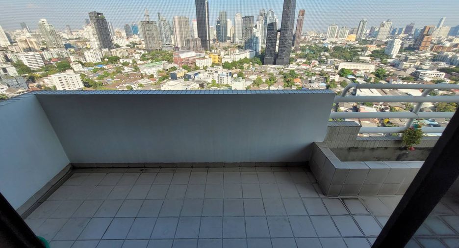For rent 3 bedrooms condo in Khlong Toei, Bangkok