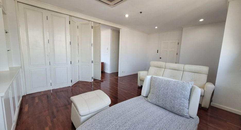 For rent 3 bedrooms condo in Khlong Toei, Bangkok
