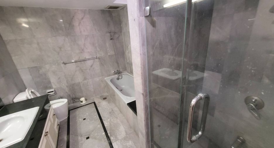 For rent 3 bedrooms condo in Khlong Toei, Bangkok