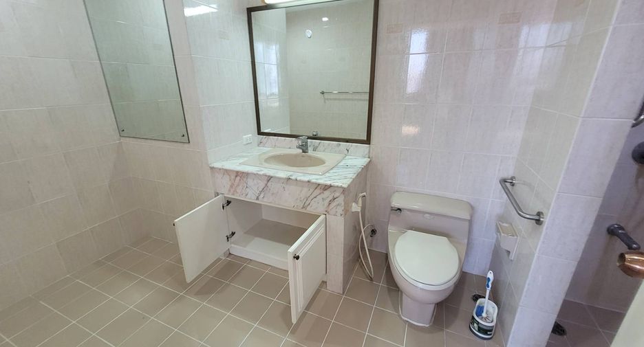 For rent 3 bedrooms condo in Khlong Toei, Bangkok