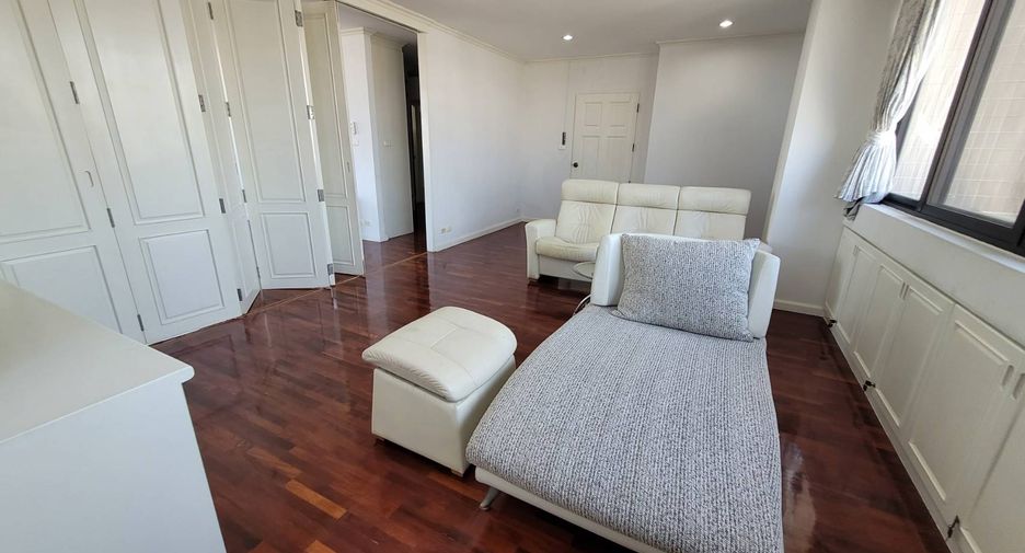 For rent 3 bedrooms condo in Khlong Toei, Bangkok
