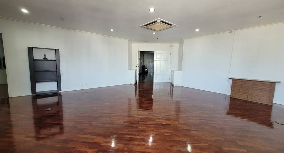 For rent 3 bedrooms condo in Khlong Toei, Bangkok