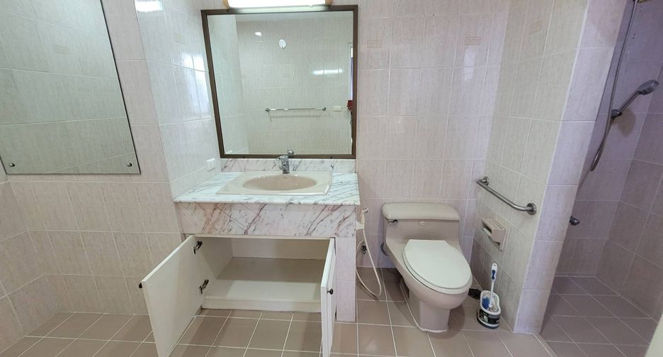 For rent 3 bedrooms condo in Khlong Toei, Bangkok