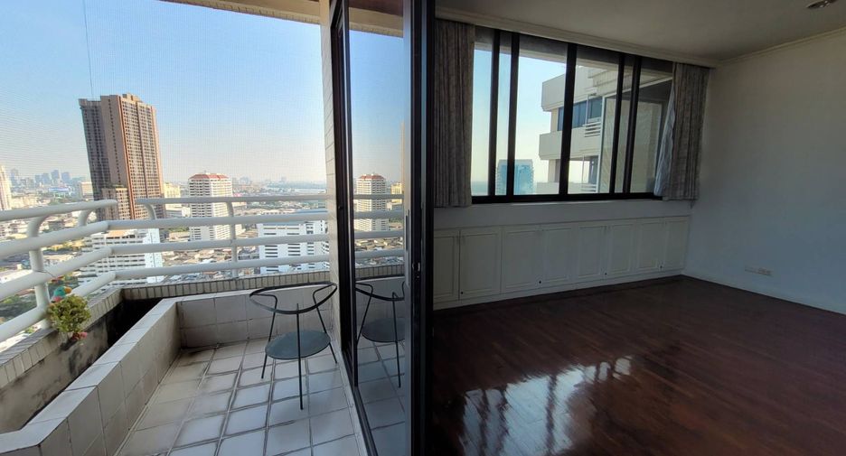 For rent 3 bedrooms condo in Khlong Toei, Bangkok