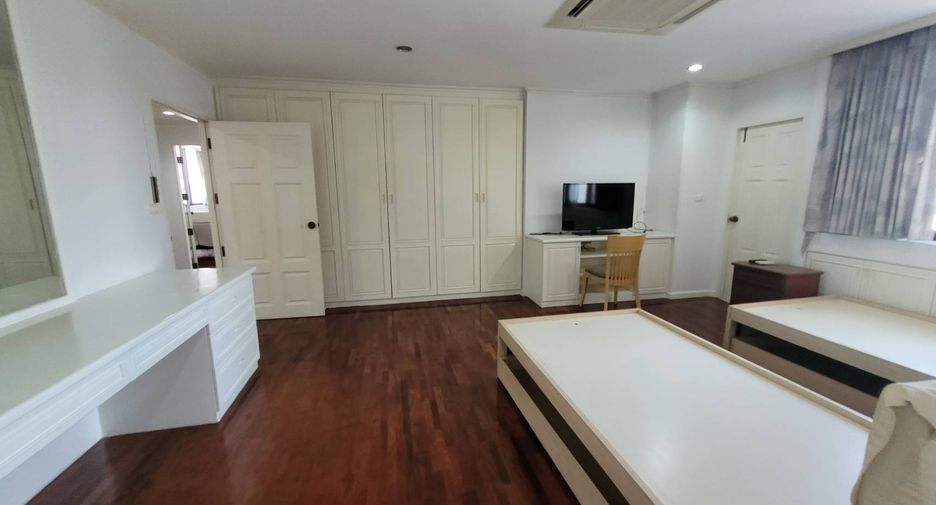 For rent 3 bedrooms condo in Khlong Toei, Bangkok