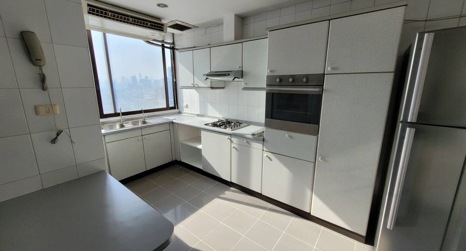 For rent 3 bedrooms condo in Khlong Toei, Bangkok
