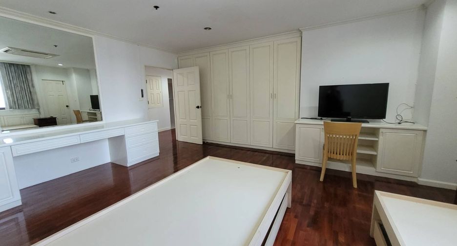 For rent 3 bedrooms condo in Khlong Toei, Bangkok