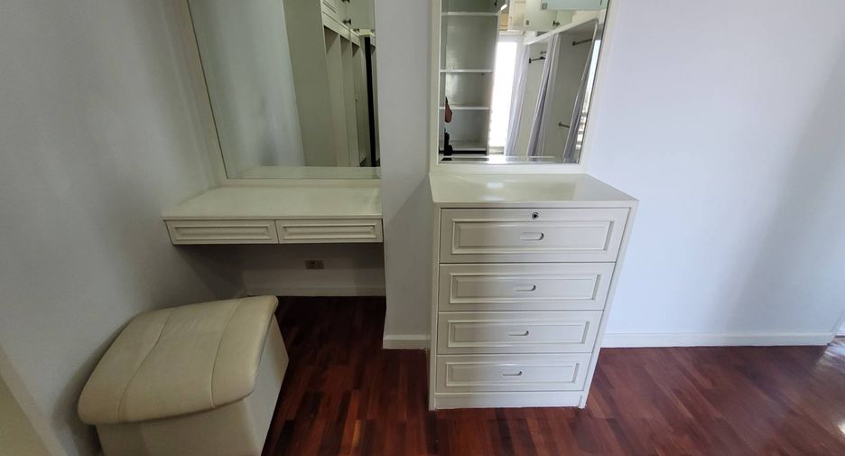 For rent 3 bedrooms condo in Khlong Toei, Bangkok