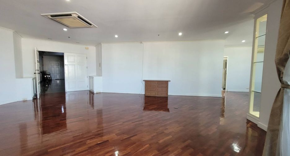 For rent 3 bedrooms condo in Khlong Toei, Bangkok