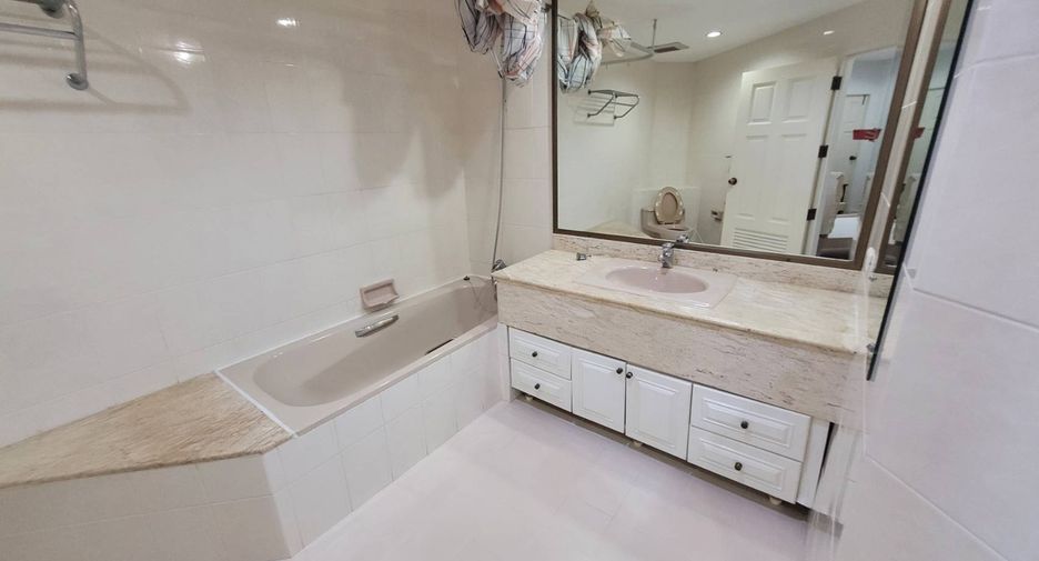 For rent 3 bedrooms condo in Khlong Toei, Bangkok