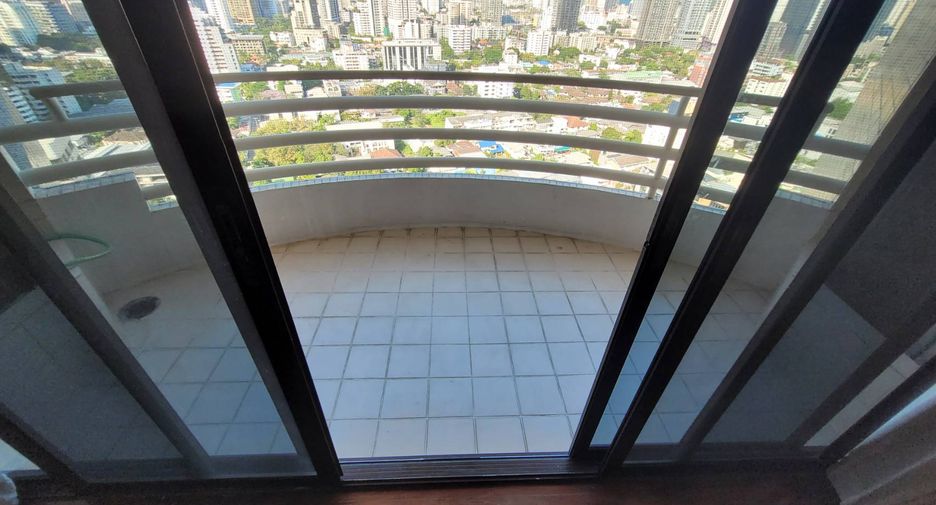 For rent 3 bedrooms condo in Khlong Toei, Bangkok