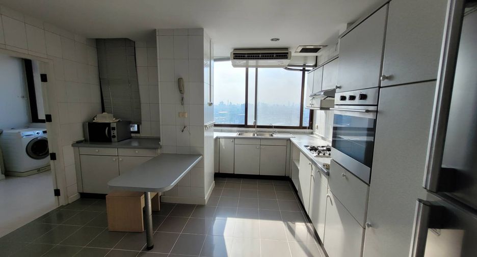 For rent 3 bedrooms condo in Khlong Toei, Bangkok