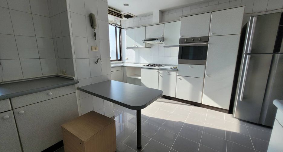 For rent 3 bedrooms condo in Khlong Toei, Bangkok