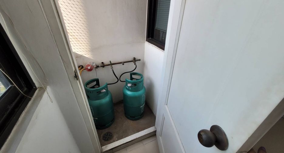 For rent 3 bedrooms condo in Khlong Toei, Bangkok