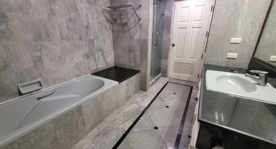 For rent 3 bedrooms condo in Khlong Toei, Bangkok
