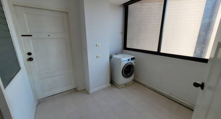 For rent 3 bedrooms condo in Khlong Toei, Bangkok