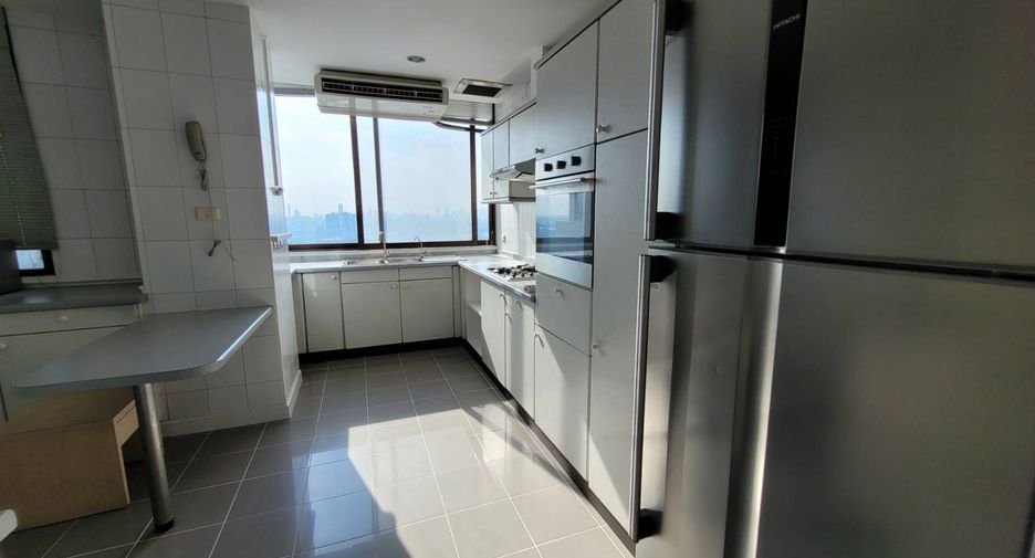 For rent 3 bedrooms condo in Khlong Toei, Bangkok