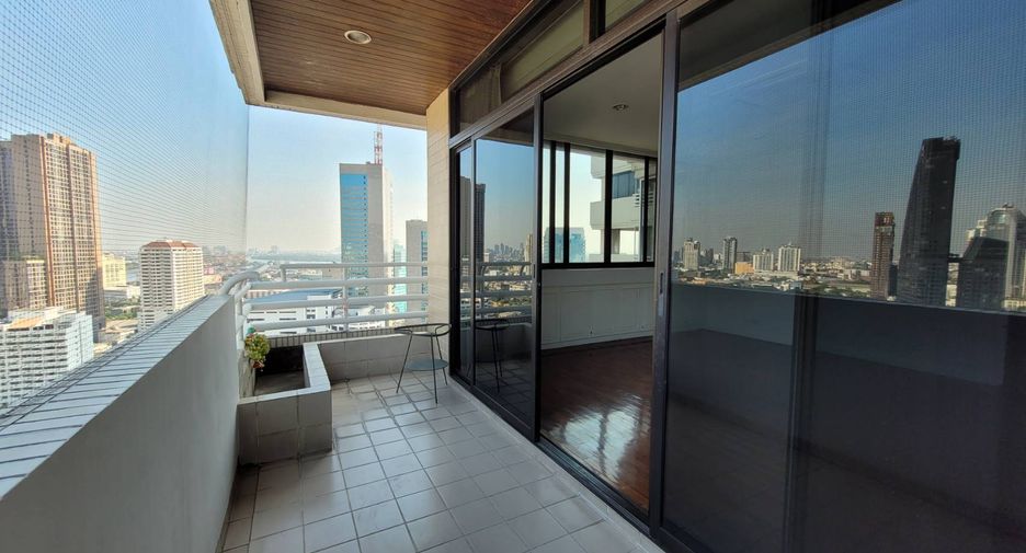 For rent 3 bedrooms condo in Khlong Toei, Bangkok