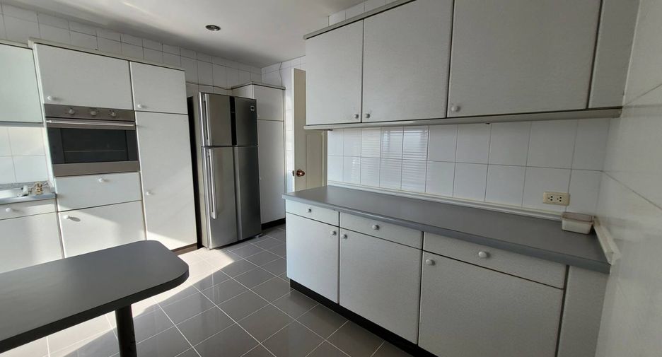 For rent 3 bedrooms condo in Khlong Toei, Bangkok