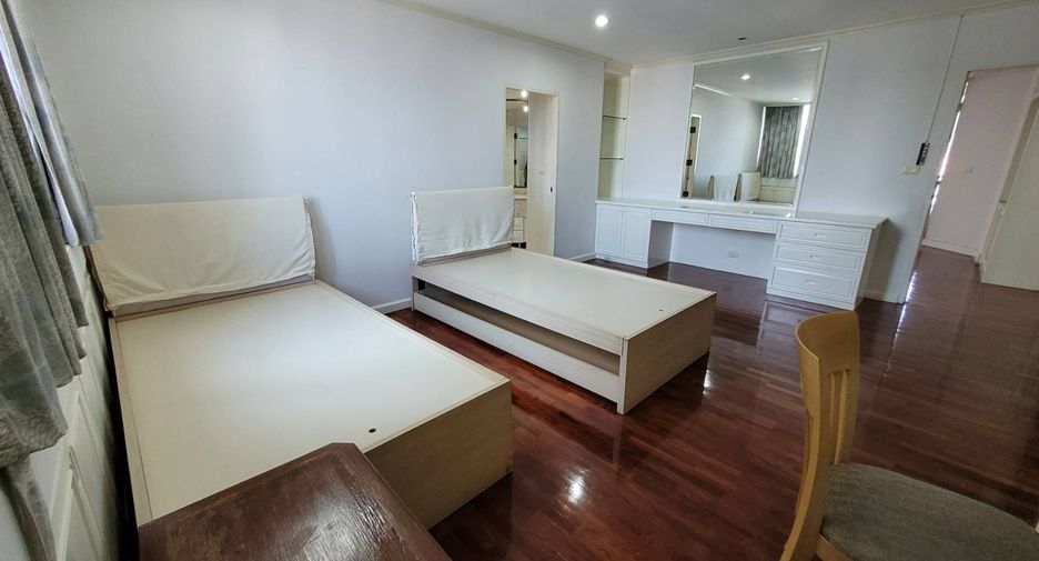 For rent 3 bedrooms condo in Khlong Toei, Bangkok