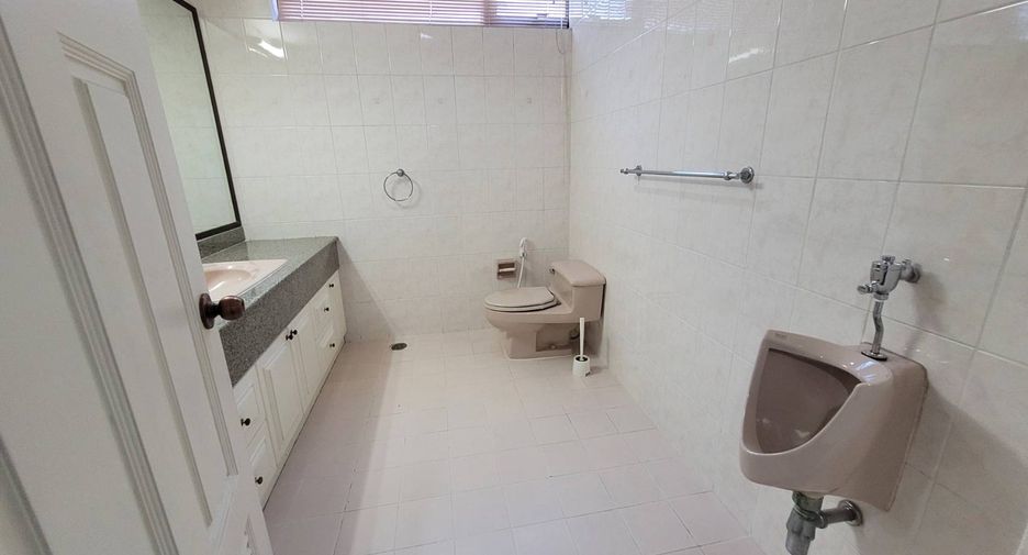For rent 3 bedrooms condo in Khlong Toei, Bangkok