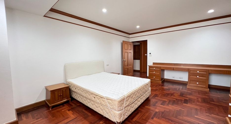 For rent 3 bedrooms condo in Khlong Toei, Bangkok