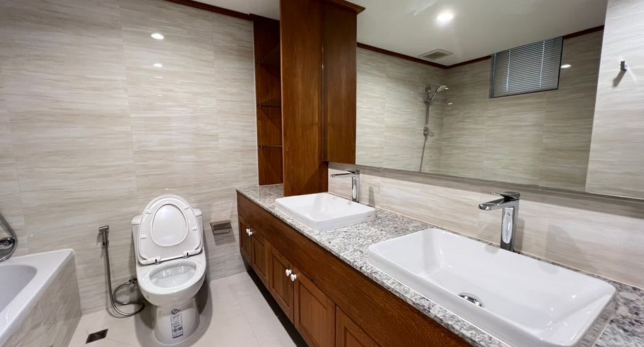 For rent 3 bedrooms condo in Khlong Toei, Bangkok